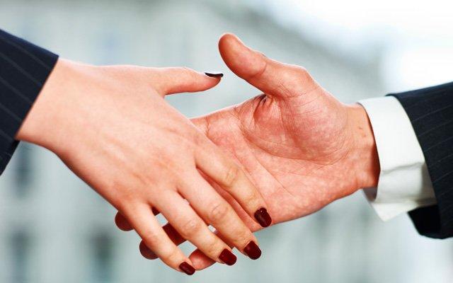 Kadınların İletişim Kurarken Erkeklerden Etkilendiğini Gösteren Beden Dilleri!