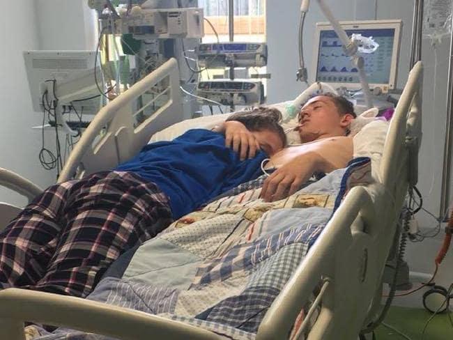 Bu fotoğraf Blake isimli gencin yaşam destek ünitesinin kapatılmasından sadece birkaç dakika önce çekildi.