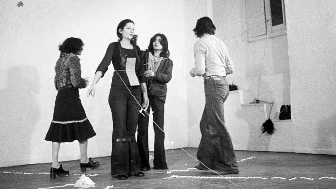 İnsanlığın Karanlık Yüzü: Marina Abramovic ve RHTHM 0 Gösterisi İle Meydana Çıkan İçimizdeki Kötülük