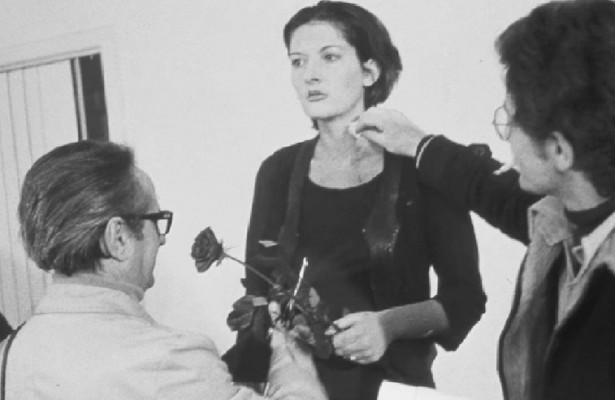 İnsanlığın Karanlık Yüzü: Marina Abramovic ve RHTHM 0 Gösterisi İle Meydana Çıkan İçimizdeki Kötülük