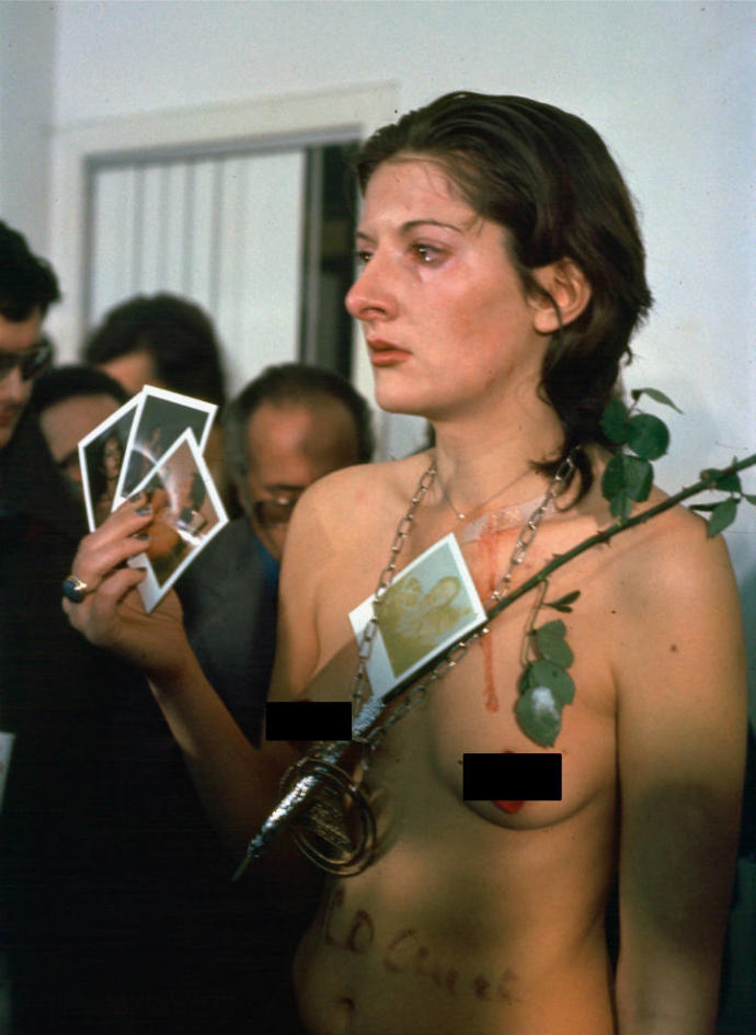 İnsanlığın Karanlık Yüzü: Marina Abramovic ve RHTHM 0 Gösterisi İle Meydana Çıkan İçimizdeki Kötülük