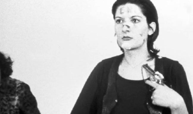 İnsanlığın Karanlık Yüzü: Marina Abramovic ve RHTHM 0 Gösterisi İle Meydana Çıkan İçimizdeki Kötülük