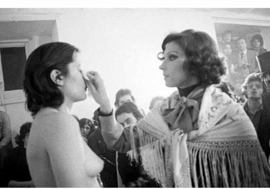 İnsanlığın Karanlık Yüzü: Marina Abramovic ve RHTHM 0 Gösterisi İle Meydana Çıkan İçimizdeki Kötülük