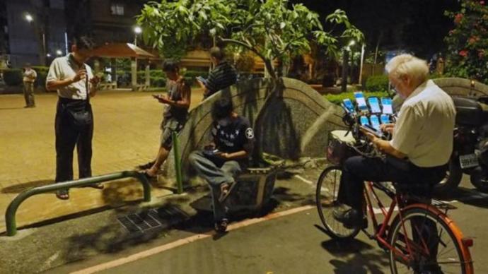 70 Yaşındaki Adam 11 Telefonla Günde 20 Saat Pokemon Go Oynuyor