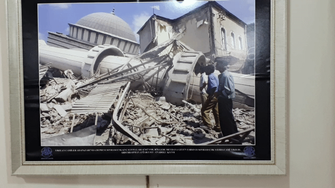 Müzede, 1967 ve 1999 yılı depremlerine ilişkin fotoğraflar sergileniyor.