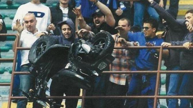 Tribünden Sahaya Atılan "Yok Artık" Dedirten 18 Yabancı Madde