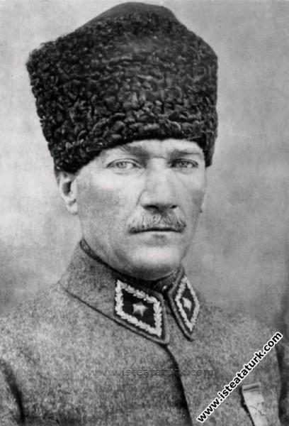 Kendinden emin duruşu, sırma saçları ve deniz mavisi gözlerinden buram buram asalet ve cesaret akan, yurt sevgisiyle dolup taşan koskocaman bir yüreği olan Gazi Başkomutan Mareşal Mustafa Kemâl Paşa (T)