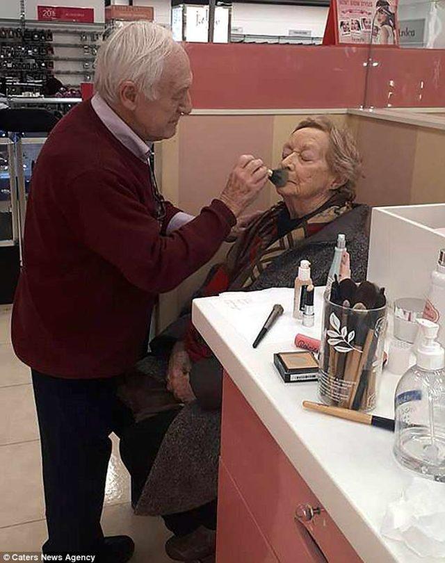 Öğrenmenin ve Kendine Bakmanın Yaşının Olmadığını Kanıtlayan Yaşlı Çift