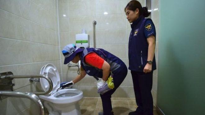 Seul'de Gizli Kameralara Tedbir Olarak Kadınların Tuvaletleri Her Gün Aranacak
