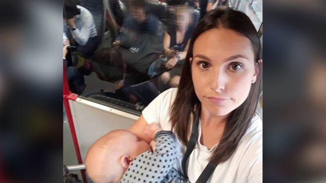 Kendisine Trende Yer Verilmeyince Bebeğini Ayakta Emziren Kadın Sosyal Medyayı Salladı