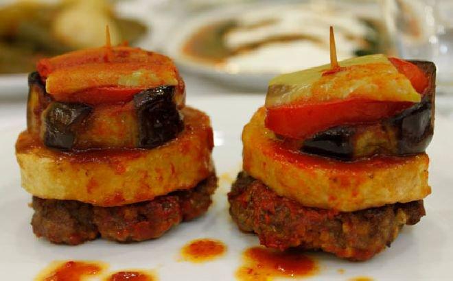 En altta kimyonlu köftesi, üzerine patates ve patlıcanı. Tek lokmalık olmasa da iki lokmalık müthiş bir lezzettir. Yanına bir de ayran açtınız mı, of of!