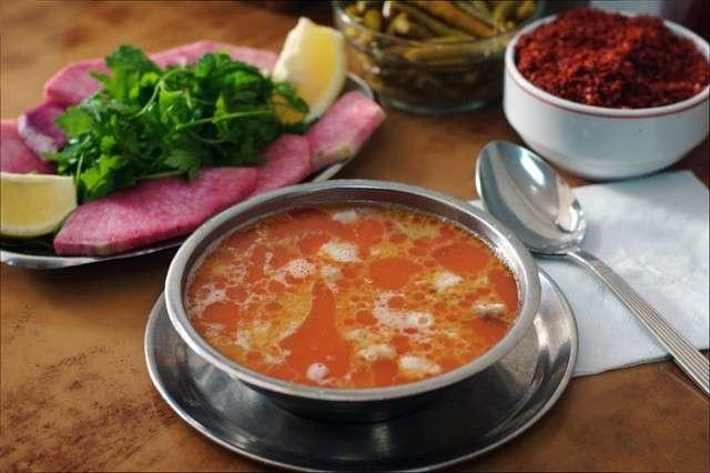 Limon ve yumurtayla terbiyelenen, bol sarımsaklı sakatat çorbasıdır. Sumak ekşisinin de katıldığı bilinir.
