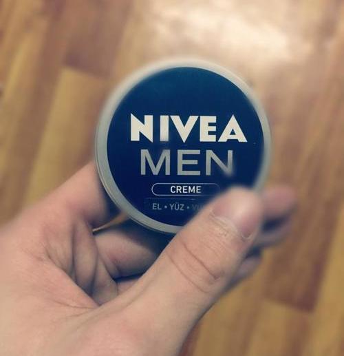 3) Pambık gibi eller için Nivea Men el kremi