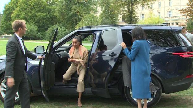İngiltere Düşesi Meghan Markle’ın Kapısını Kendisinin Kapatması İngiltere'de Olay Oldu