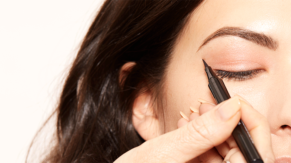 Mükemmel Bir Eyeliner Çekmenin 7 Önemli Adımı