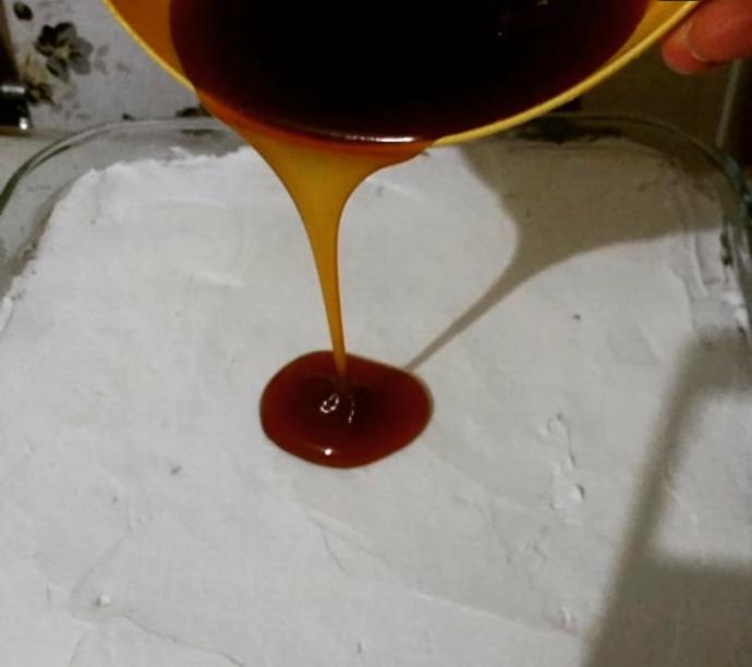 karamel yayılırken