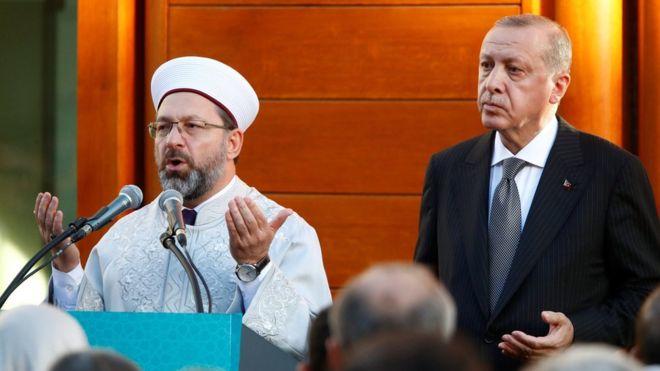 Erdoğan, Türkiye'ye dönmeden önce Almanya'daki temasları kapsamında son olarak Köln'de inşa edilen caminin resmi açılış törenine katıldı.