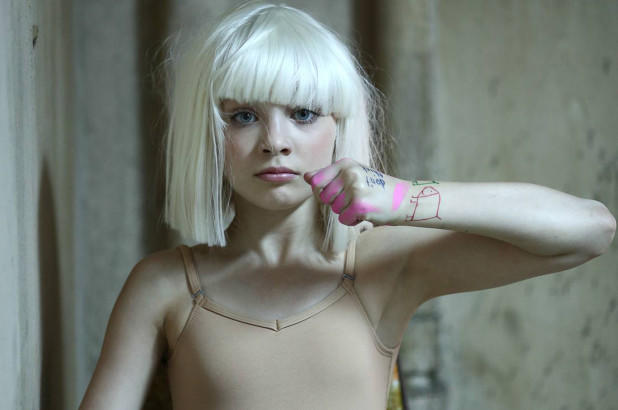 Maddie Ziegler'ın Sia'nın 'Chandelier' klibindeki hali.