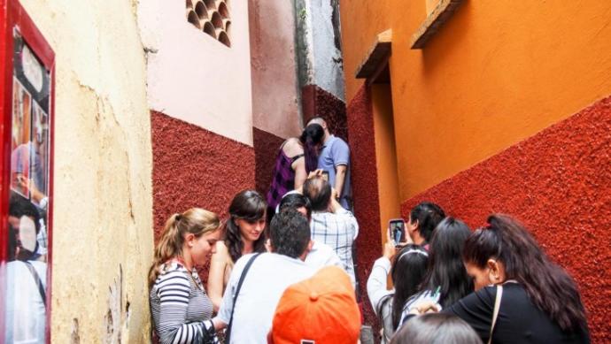 Romantizmin Tavan Yaptığı Yer: Guanajuato Öpüşme Geçidi