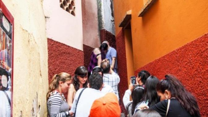 Romantizmin Tavan Yaptığı Yer: Guanajuato Öpüşme Geçidi