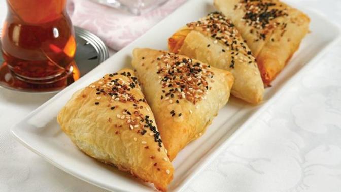 Enfes Tadıyla Kızarmış Üçgen Börek Nasıl Yapılır?