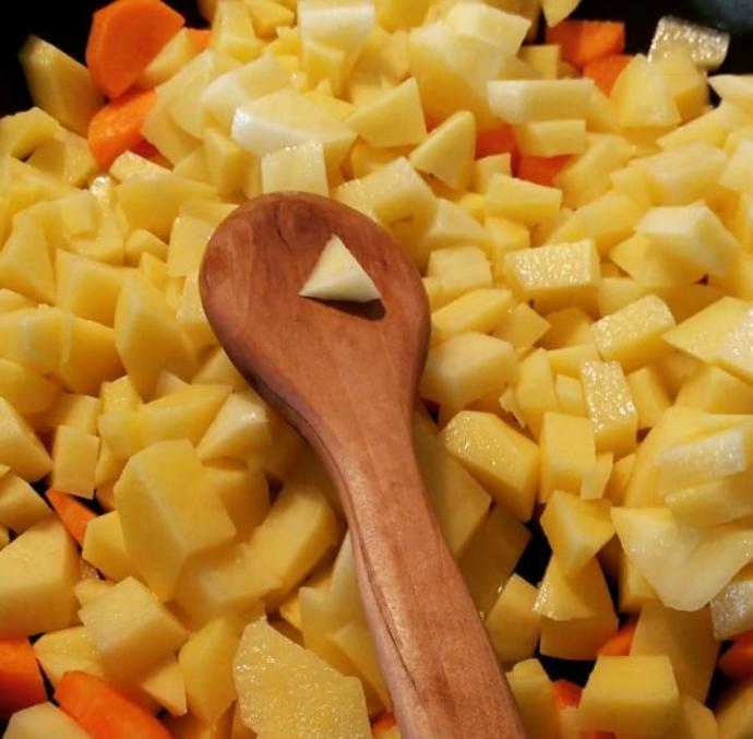 Mantı Tadında Brokoli Salatası Nasıl Yapılır?