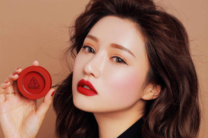 Kırmızı Rujun Dudaklarınızda Bir Sanat Eseri Gibi Durması İçin 7 Tüyo!