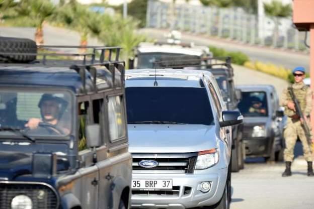 Brunson serbest bırakılması sonrası polis koruması eşliğinde İzmir'deki evine götürülmek üzere yola çıkarıldı.