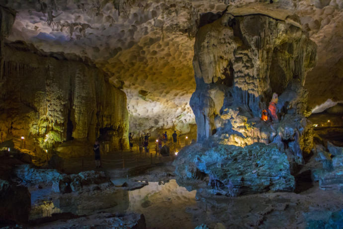 Halong Mağaralarından biri