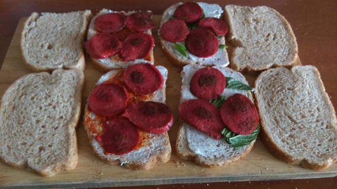 Bayatlamaya Başlayan Ekmeklerden Nasıl Mini Boy Tost Yapılır?