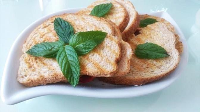 Bayatlamaya Başlayan Ekmeklerden Nasıl Mini Boy Tost Yapılır?