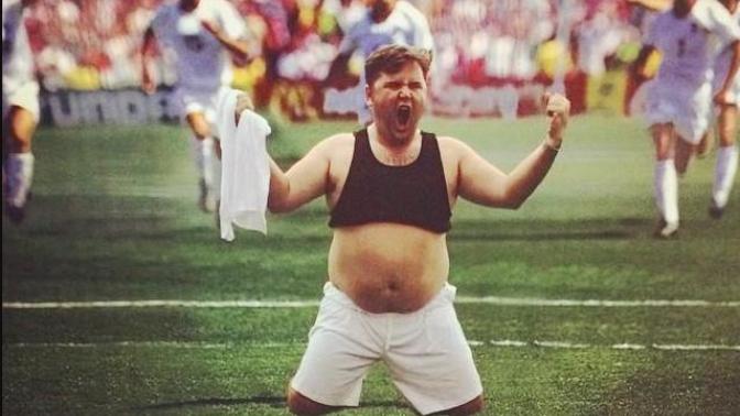 Kaybettiği İddia Yüzünden Seksi Pozlarıyla Kendine Pirelli Takvimi Hazırlayan Henry Stern!