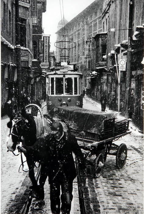 İstanbul'da tramvay ve at arabası...
