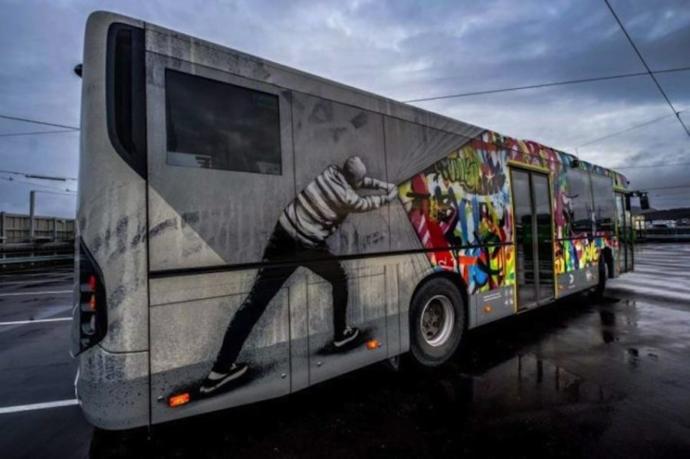 Yolcu Taşımak Dışında Bir Görevi Daha Olan, Otoyolları Sanat Galerisine Dönüştüren Otobüsler!