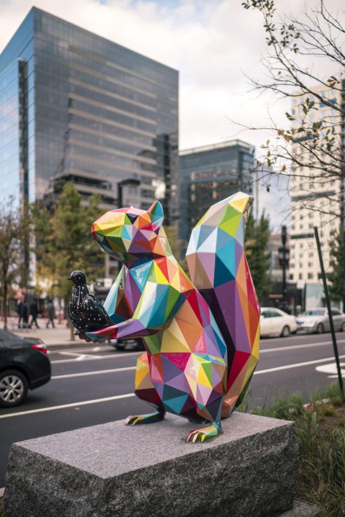 Geometrik Heykellerle Süslenen Boston Sokaklarından 