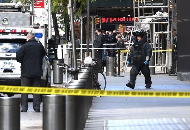 Time Warner binasının önündeki bomba imha ekipleri