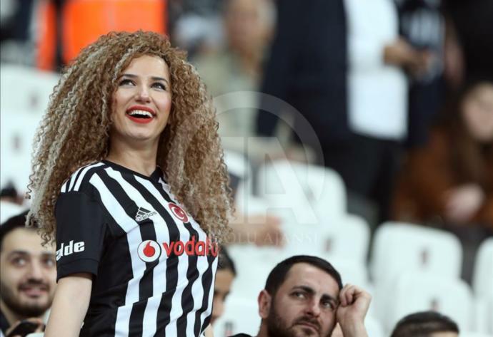 KizlarSoruyor Fenomen Röportajlarımız Hız Kesmeden Devam Ediyor! Bu Haftaki Konuğumuz: BCeren1903