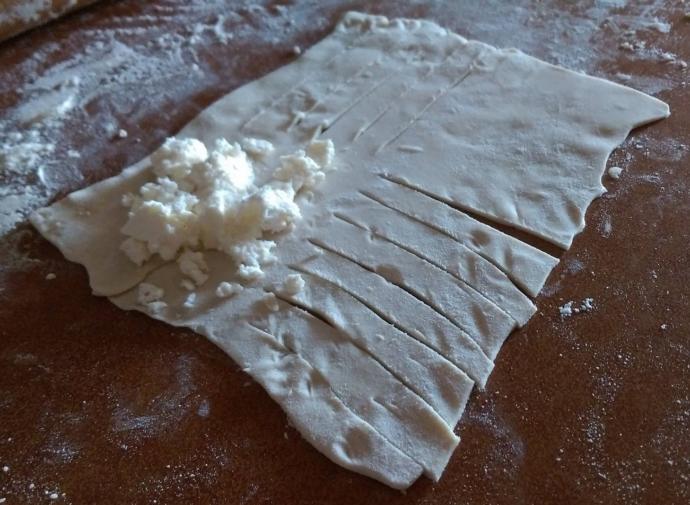 Beylerin Romantik Sofra Hazırlamasına Yardımcı Pratik Milföy Börek Tarifi