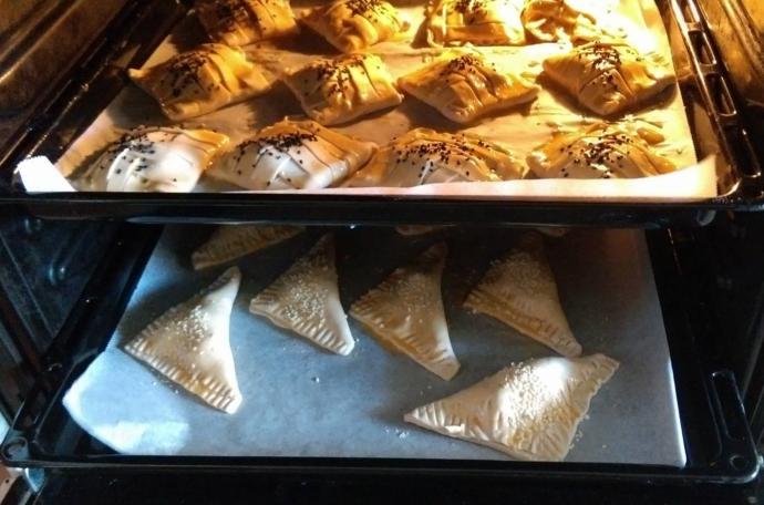 Beylerin Romantik Sofra Hazırlamasına Yardımcı Pratik Milföy Börek Tarifi