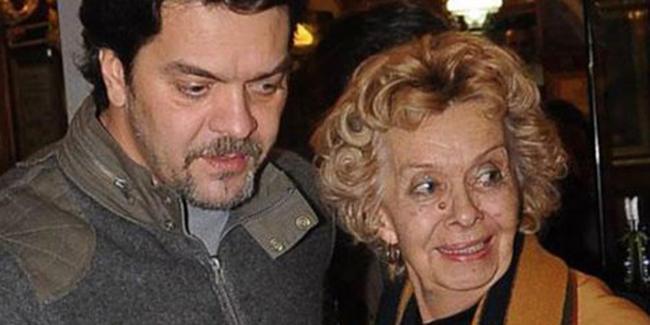 Annesi hayatının merkezinde olan bir adam