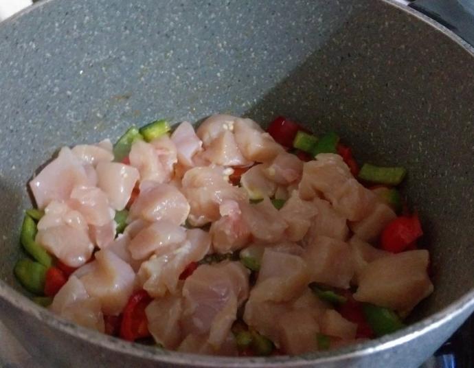 Dışarıda Yediklerinizin Tadını Unutturacak Körili Beşamel Soslu Tavuk Tarifi