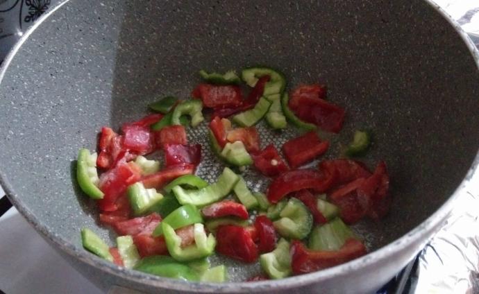 Dışarıda Yediklerinizin Tadını Unutturacak Körili Beşamel Soslu Tavuk Tarifi