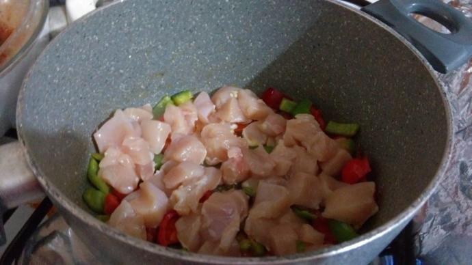 Güveçte Beşamel Soslu Mantarlı Tavuk Sote Tarifi