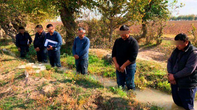 Başbakan yardımcısı köylüleri suda bekleterek cezalandırdı