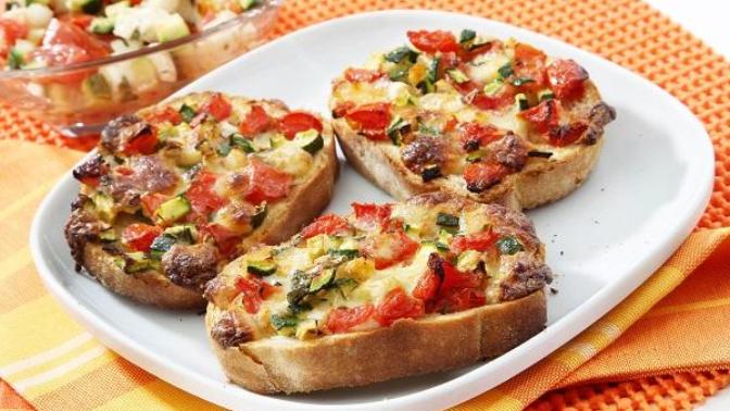 Kahvaltı Sofralarına Alternatif: Sucuklu Peynirli Ekmek Tarifi