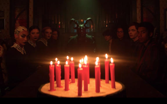 90lar Aşıkları Sevinecek: Tatlı Cadı Sabrina Bu Kez Netflixin Yeni Gerilim Dizisi Oldu!