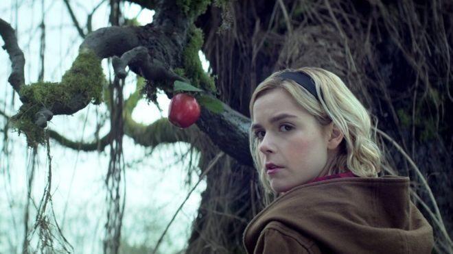 Sabrina, bir zamanlar ülkemizde de ilgiyle izlenen Sabrina dizisinden çok daha karanlık ve ürkütücü