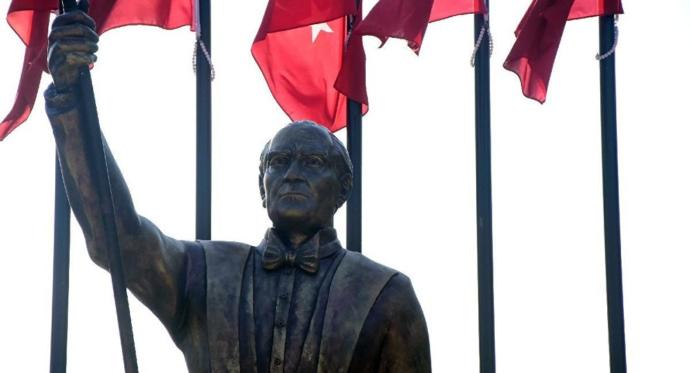 İzmir'deki Atatürk Heykeli İçin 'Atatürk'e Benzemiyor' Tartışması