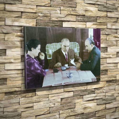 Atatürk kahvesini yudumlarken