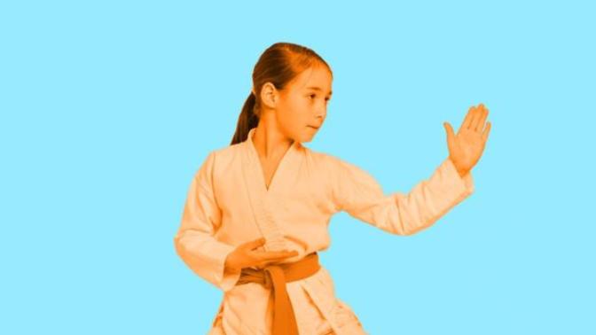 Rusya’da 10 Yaşındaki Küçük Kız Tecavüzcüyü Karate ile Uzaklaştırdı